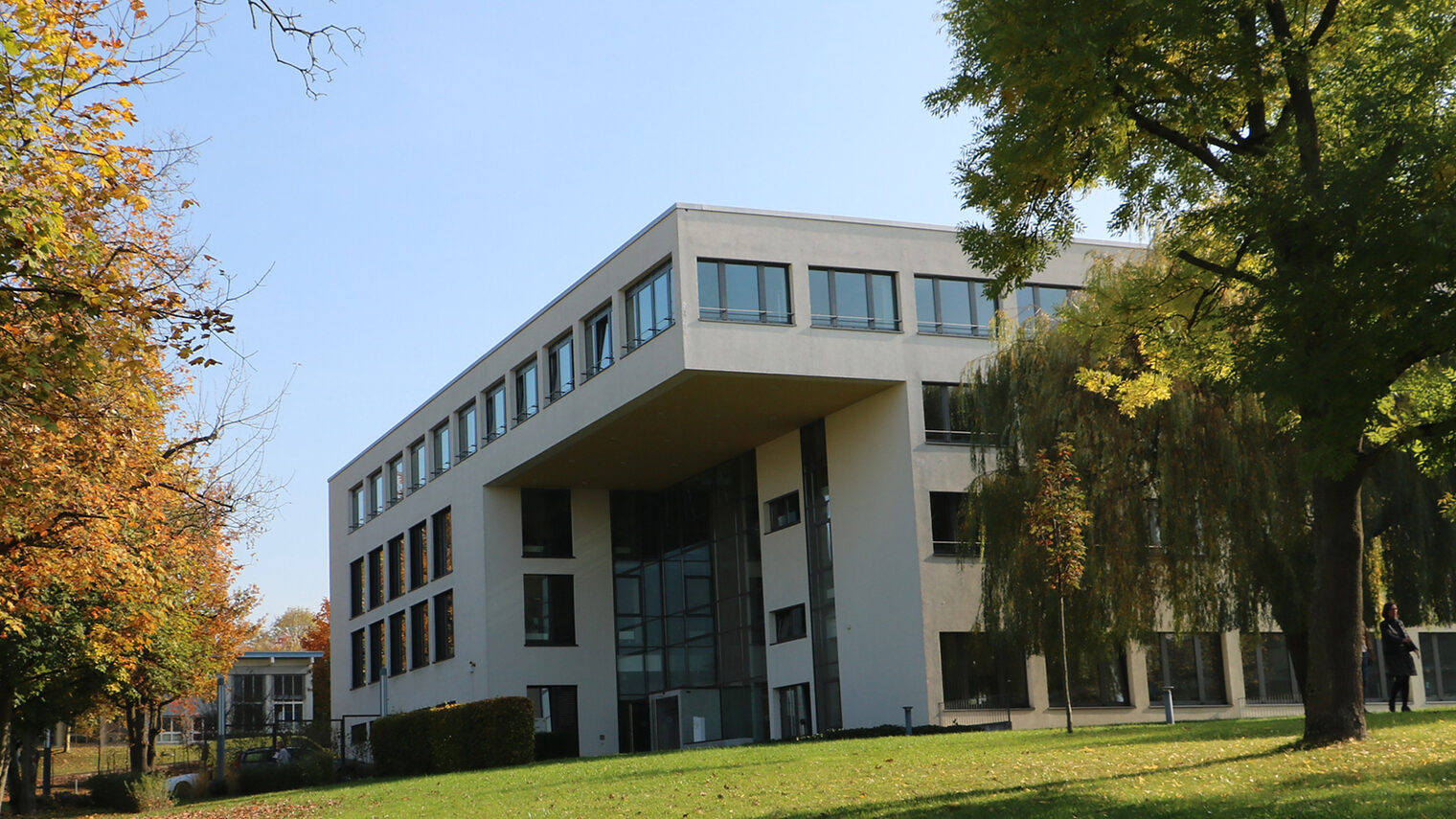 Das Gebäude der Handwerkskammer Wiesbaden mit einem Teil des Grundstücks.