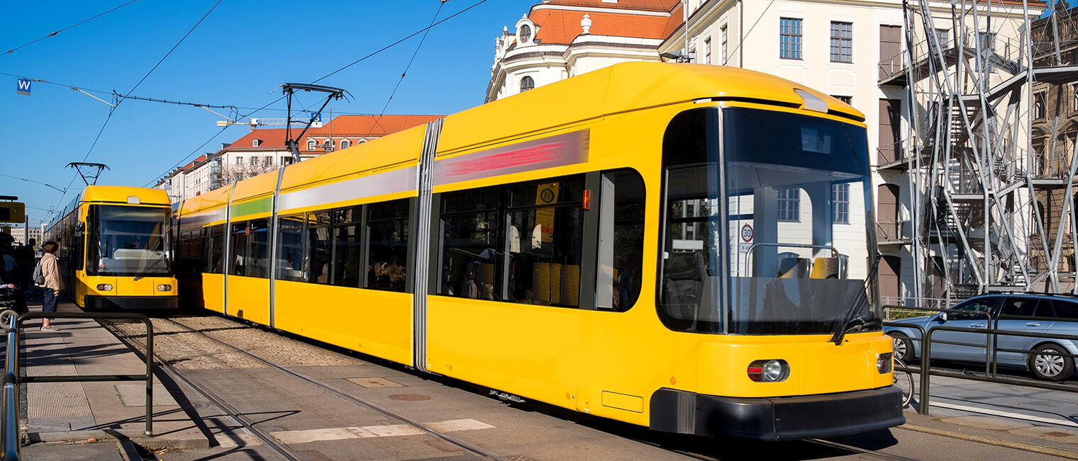 Gelbe Straßenbahn im Stadtverkehr
