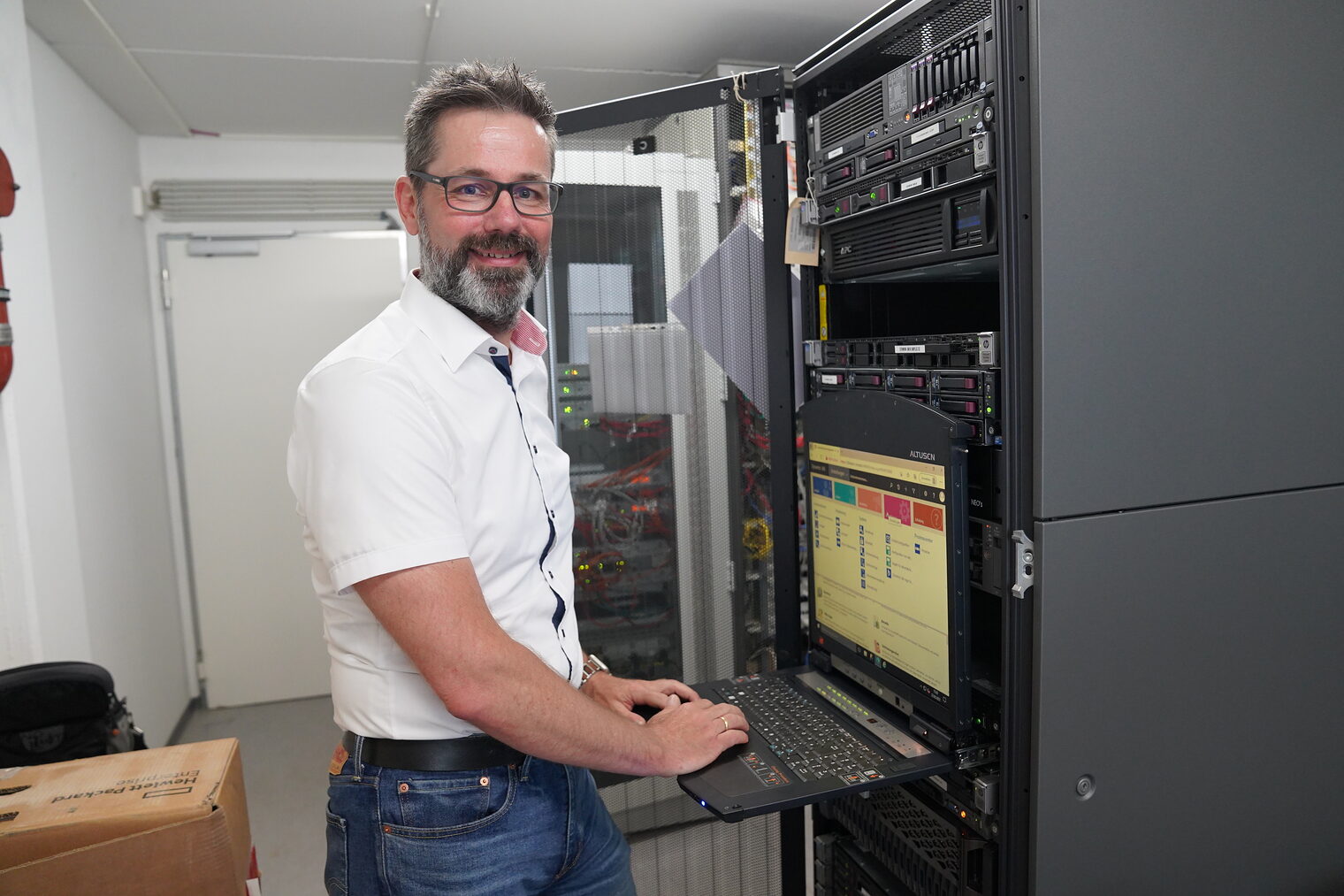 Das Bild zeigt Michael Anker im Serverraum der Handwerkskammer Wiesbaden.