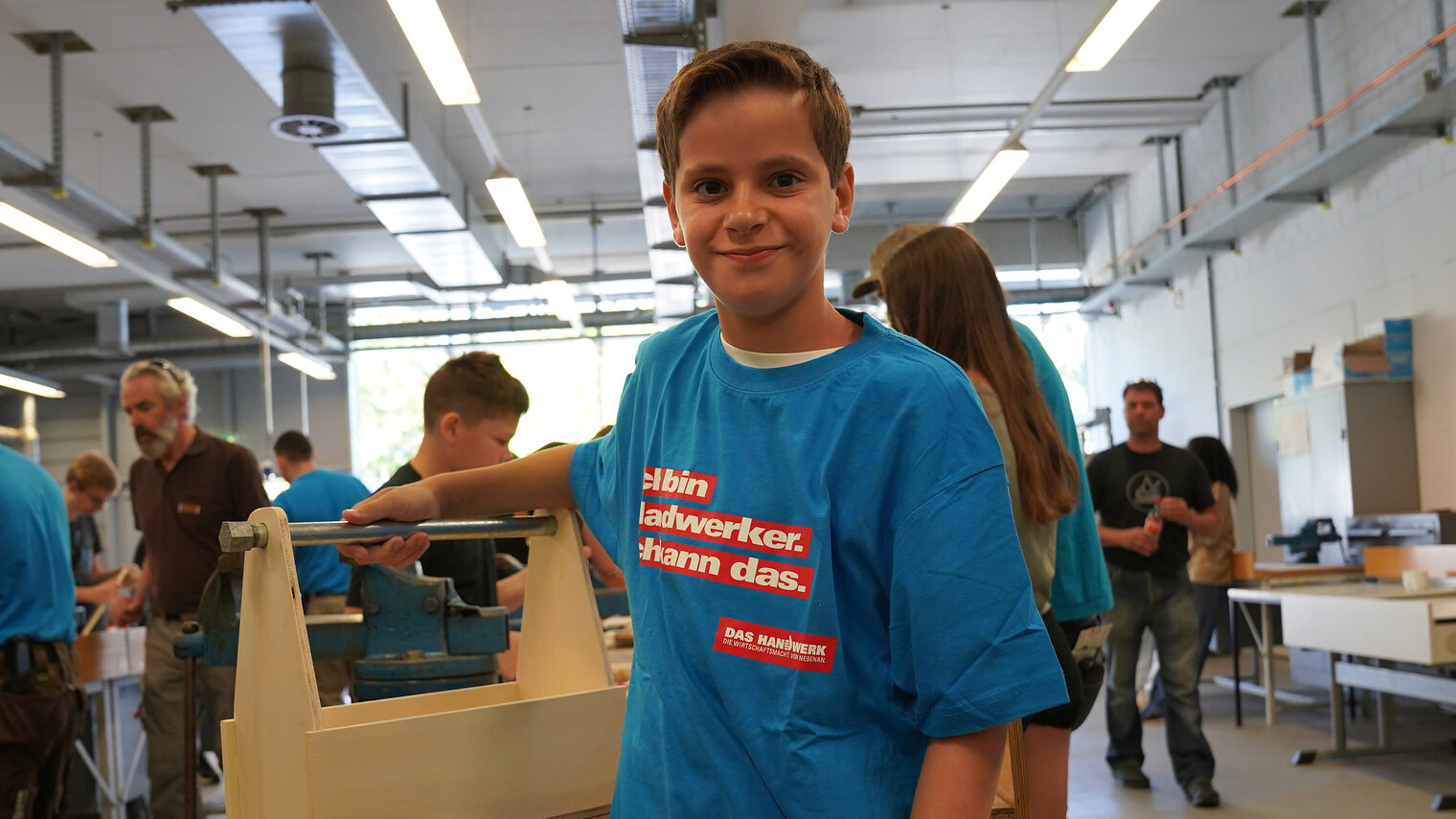 Der 13 Jahre alte Jonathan Körner informiert sich nicht nur über das Schreinerhandwerk, er hat sich auch einen Tragekasten gebaut. 