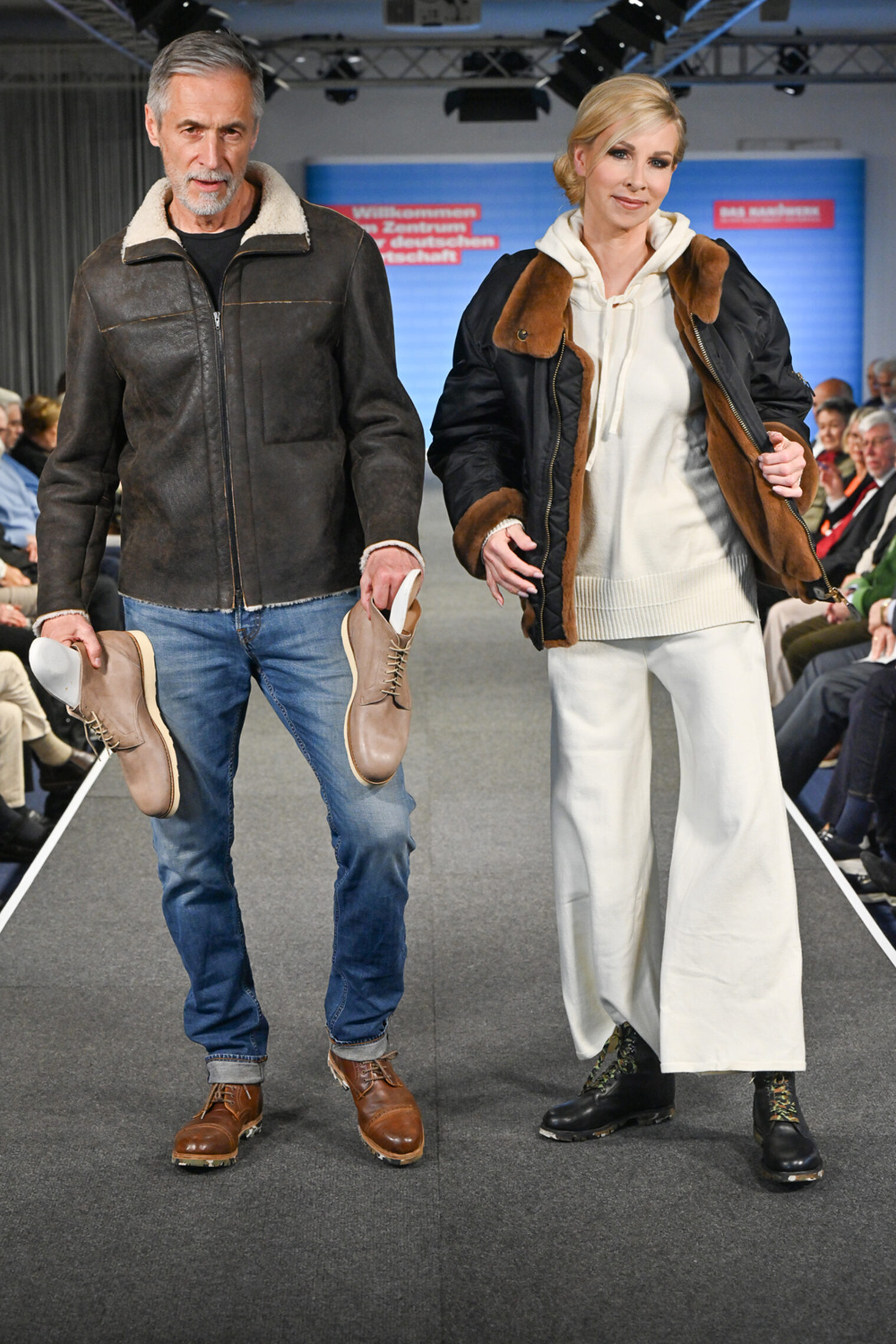 Ein männliches und ein weibliches Model trage Pelze, die neu aufgewertet wurden sowie Schukreationen eines Schumachermeisters