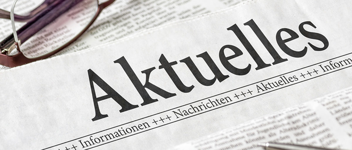 Zeitung mit der Überschrift Aktuelles Schlagwort(e): aktuelles, zeitung, nachrichten, text, aktuell, tageszeitung, news, schlagzeile, kommunikation, information, zeitungen, büro, medien, schrift, neuigkeiten, presse, informationen, wissen, meldung, bericht, schriftzug, wort, artikel, redaktion, journalismus, info, mitteilung, meinung, zeitschriften, recherche, ausgabe, brille, kugelschreiber, überschrift
