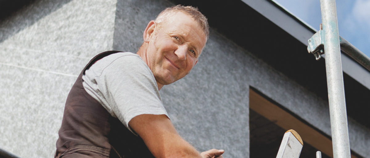 dachdecker, zimmermann, baustelle, gerüst, arbeit, dach, gaube, handwerk, beruf, bau, bauen, experte, fachmann, handwerklich, hausbau, umbau, sanierung, dachsanierung, altbau, haus, mittelstand, mittelständisch, handwerker, kluft, geselle, meister, arbeiten, hoch, oben, innung, himmel, blau, job, arbeitsplatz, reparatur, reparieren, person, mensch, mann, 30-40, lächelnd, zufrieden