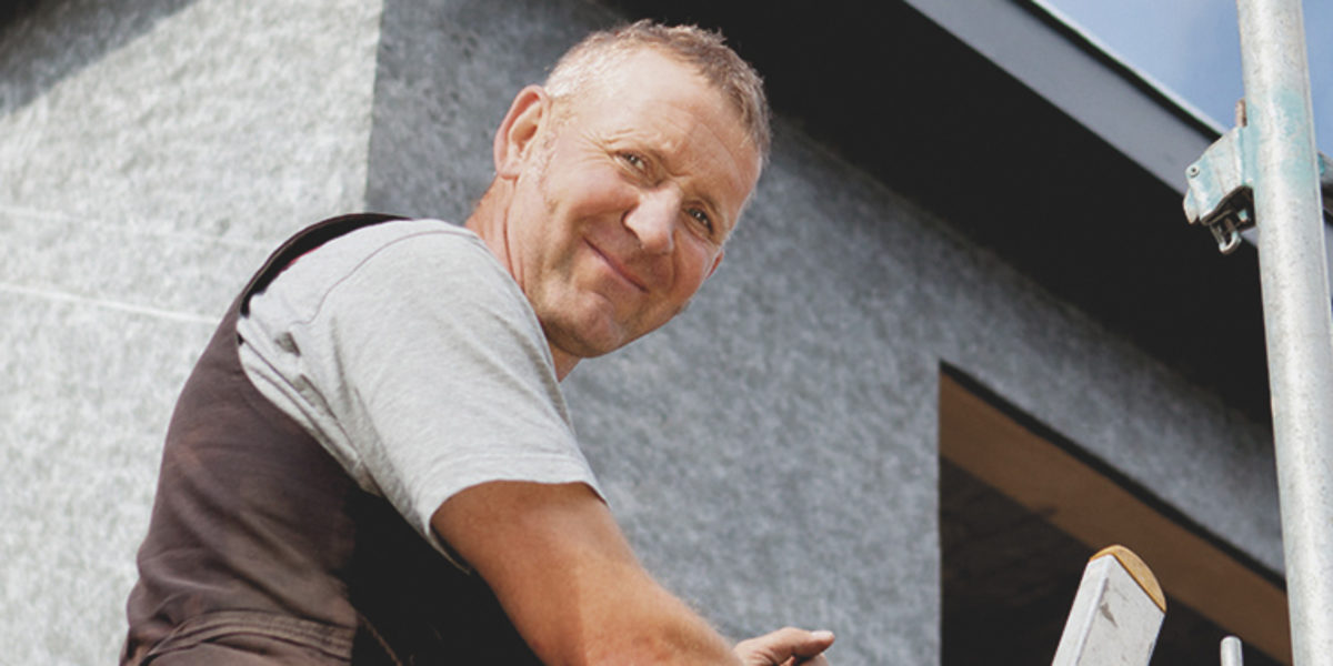 dachdecker, zimmermann, baustelle, gerüst, arbeit, dach, gaube, handwerk, beruf, bau, bauen, experte, fachmann, handwerklich, hausbau, umbau, sanierung, dachsanierung, altbau, haus, mittelstand, mittelständisch, handwerker, kluft, geselle, meister, arbeiten, hoch, oben, innung, himmel, blau, job, arbeitsplatz, reparatur, reparieren, person, mensch, mann, 30-40, lächelnd, zufrieden
