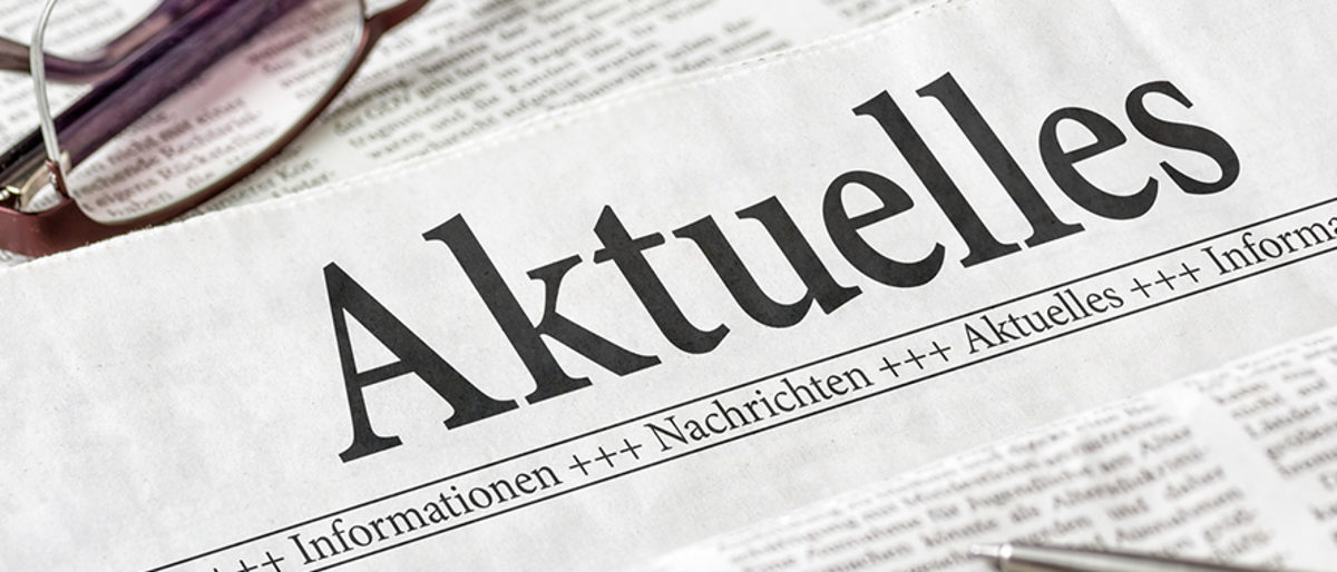 Zeitung mit der Überschrift Aktuelles Schlagwort(e): aktuelles, zeitung, nachrichten, text, aktuell, tageszeitung, news, schlagzeile, kommunikation, information, zeitungen, büro, medien, schrift, neuigkeiten, presse, informationen, wissen, meldung, bericht, schriftzug, wort, artikel, redaktion, journalismus, info, mitteilung, meinung, zeitschriften, recherche, ausgabe, brille, kugelschreiber, überschrift