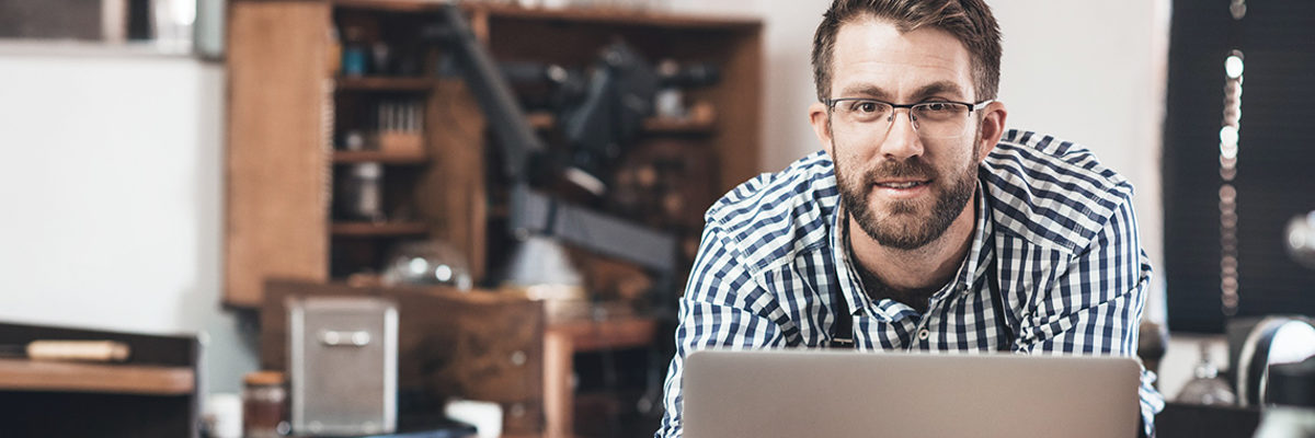 Portrait, Handwerker, jung, Werkstatt, Büro, PC, Schreibarbeit Handwerksberuf, Beruf, Existenzgründer, Beratung