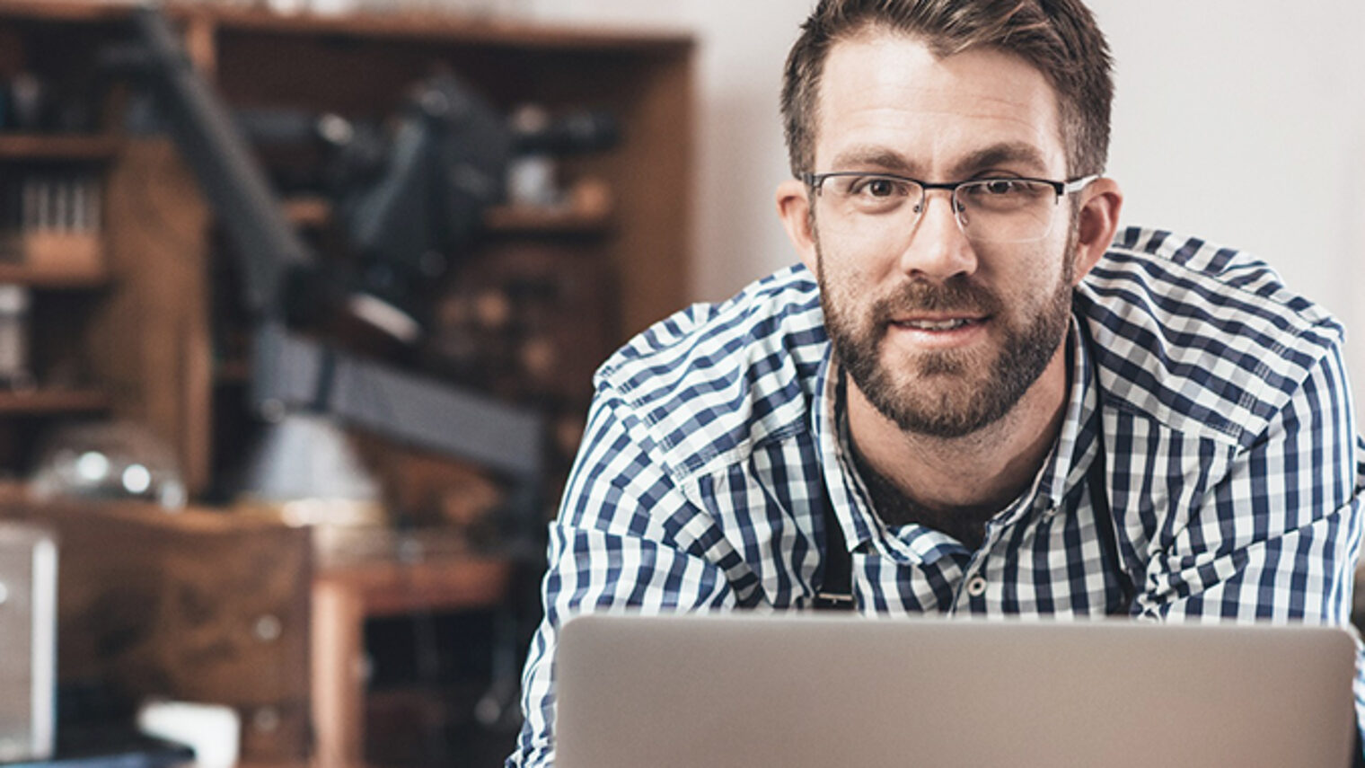 Portrait, Handwerker, jung, Werkstatt, Büro, PC, Schreibarbeit Handwerksberuf, Beruf, Existenzgründer, Beratung