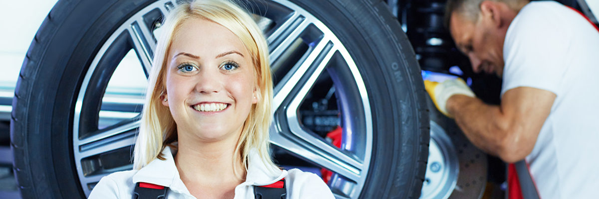 autoservice, werkstattservice, reifenservice, kfz-service, kfz-werkstatt, auto, service, autoreparatur, autopflege, reifenmontage, reifenwechsel, reifenstapel, sommerreifen, winterreifen, automechaniker, kfz-mechaniker, lehrling, ersatzteile, reifen, ausbildung, frau, autoservice, azubi, verschränkte arme, komplettrad, reifenstapel, werkstattservice, reifenservice, kfz-service, kfz-werkstatt, auto, service, autoreparatur, autopflege, reifenmontage, reifenwechsel, sommerreifen, winterreifen, automechaniker, kfz-mechaniker, lehrling, ersatzteile, autowerkstatt, auszubildender, auszubildende, lehre, beruf, reifen, werkstatt, monteur, werkzeug, glücklich, stolz, berufsausbildung, radwechsel, räder wechseln, ausbildungsbetrieb, mädchen, junge frau, hübsch, sympathisch, mechanikerin, lachen, lächeln, servicearbeiten, reparieren, kfz, inspektion, emanzipiert