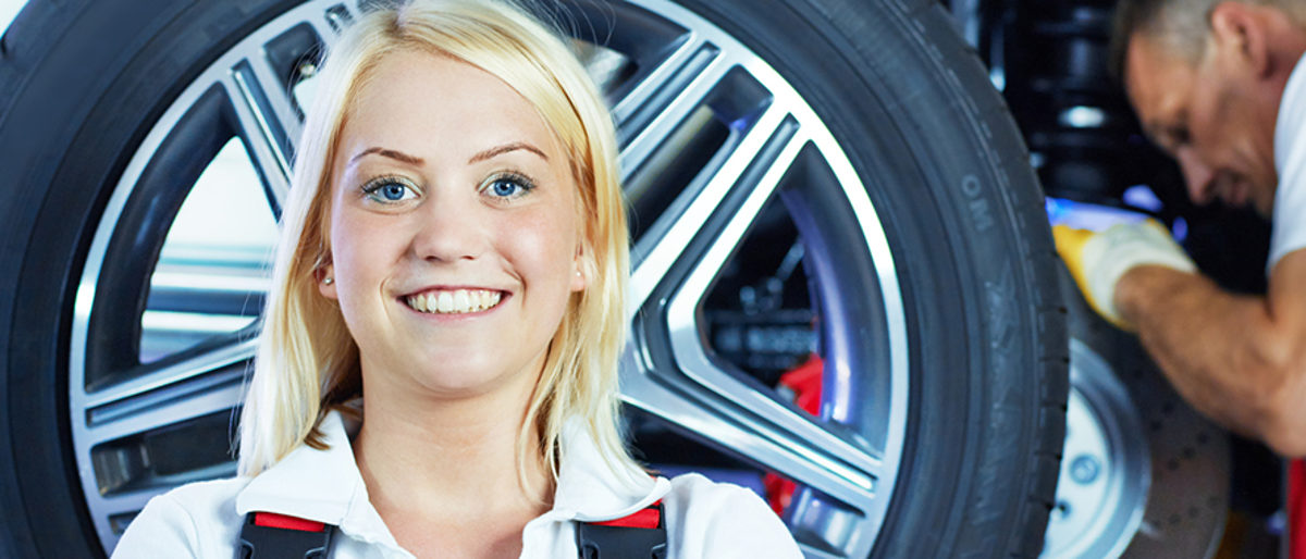 autoservice, werkstattservice, reifenservice, kfz-service, kfz-werkstatt, auto, service, autoreparatur, autopflege, reifenmontage, reifenwechsel, reifenstapel, sommerreifen, winterreifen, automechaniker, kfz-mechaniker, lehrling, ersatzteile, reifen, ausbildung, frau, autoservice, azubi, verschränkte arme, komplettrad, reifenstapel, werkstattservice, reifenservice, kfz-service, kfz-werkstatt, auto, service, autoreparatur, autopflege, reifenmontage, reifenwechsel, sommerreifen, winterreifen, automechaniker, kfz-mechaniker, lehrling, ersatzteile, autowerkstatt, auszubildender, auszubildende, lehre, beruf, reifen, werkstatt, monteur, werkzeug, glücklich, stolz, berufsausbildung, radwechsel, räder wechseln, ausbildungsbetrieb, mädchen, junge frau, hübsch, sympathisch, mechanikerin, lachen, lächeln, servicearbeiten, reparieren, kfz, inspektion, emanzipiert