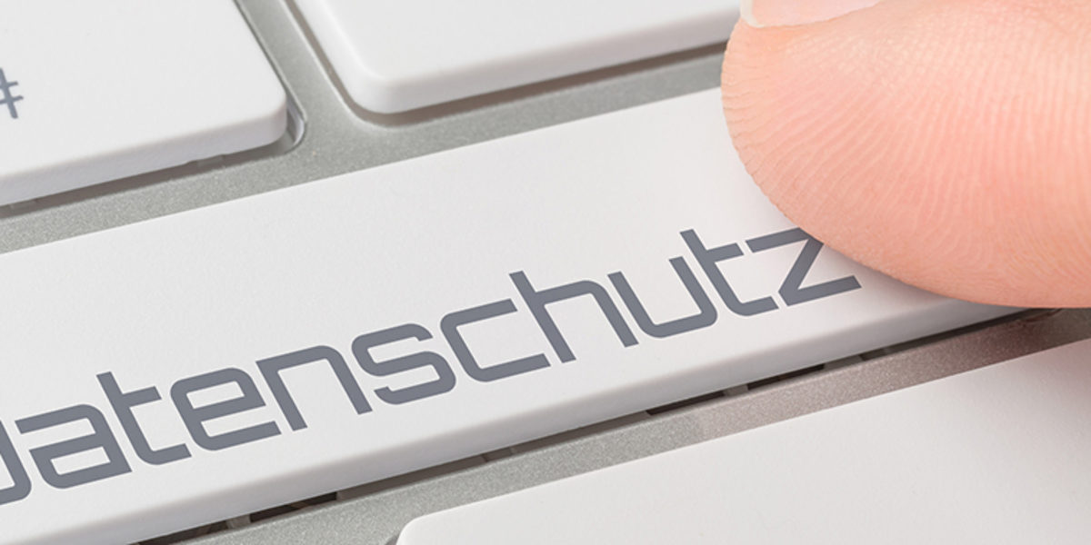 Tastatur mit beschrifteter Taste - Datenschutz Schlagwort(e): datensicherheit, datenschutz, tastatur, online, internet, computer, virus, privatsphäre, sicherheit, hacker, kriminalität, passwort, text, taste, schrift, klicken, kommunikation, digital, geschäft, pc, website, kontakt, tasten, web, shop, www, konzept, wort, büro, information, beschriftung, daten, schutz, datenschutzrecht, datenschützer, homepage, datenmissbrauch, identität, technologie, zugriff, sichern, sicher, business, recht, webseite