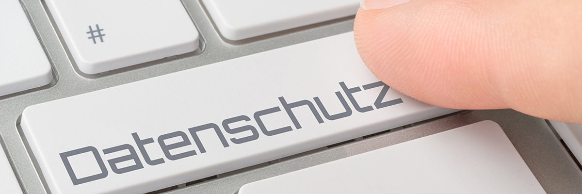 Tastatur mit beschrifteter Taste - Datenschutz Schlagwort(e): datensicherheit, datenschutz, tastatur, online, internet, computer, virus, privatsphäre, sicherheit, hacker, kriminalität, passwort, text, taste, schrift, klicken, kommunikation, digital, geschäft, pc, website, kontakt, tasten, web, shop, www, konzept, wort, büro, information, beschriftung, daten, schutz, datenschutzrecht, datenschützer, homepage, datenmissbrauch, identität, technologie, zugriff, sichern, sicher, business, recht, webseite