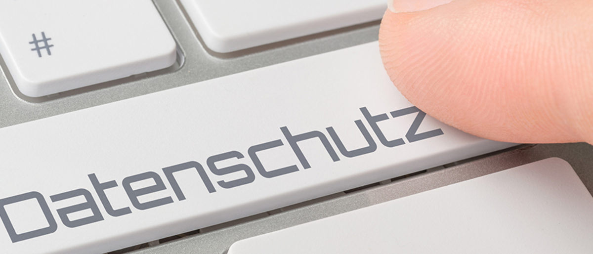 Tastatur mit beschrifteter Taste - Datenschutz Schlagwort(e): datensicherheit, datenschutz, tastatur, online, internet, computer, virus, privatsphäre, sicherheit, hacker, kriminalität, passwort, text, taste, schrift, klicken, kommunikation, digital, geschäft, pc, website, kontakt, tasten, web, shop, www, konzept, wort, büro, information, beschriftung, daten, schutz, datenschutzrecht, datenschützer, homepage, datenmissbrauch, identität, technologie, zugriff, sichern, sicher, business, recht, webseite
