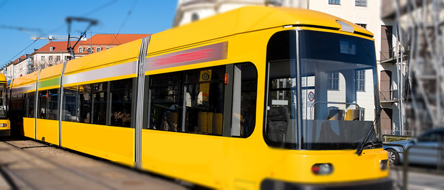 dresden, strassenbahn, straßenbahn, bahn, stadtmitte, schiene, personentransport, personenbeförderung, dresdner verkehrsbetriebe, schienenverkehr, transport, verkehr, tram, trambahn, elektroantrieb, schienen, nahansicht, haltestelle