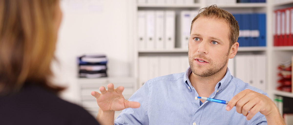geschäftsmann erklärt einer mitarbeiterin etwas Schlagwort(e): geschäftsleute, besprechung, beratung, gespräch, unterhaltung, büro, business, kollegen, erklärung, überzeugen, geste, reden, sprechen, kommunikation, zusammenarbeit, frau, mann, fragen, ernst, chef, mitarbeiter alltag, arbeit, meeting, computer, laptop, geschäftsmann, geschäftsfrau, zusammen, zwei, gegenüber, schreibtisch, sitzen, arbeiten, job, beruf, unterlagen, firma, unternehmen, personen, menschen, leute, 30-40, 30s