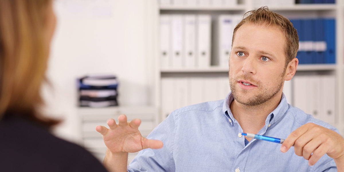 geschäftsmann erklärt einer mitarbeiterin etwas Schlagwort(e): geschäftsleute, besprechung, beratung, gespräch, unterhaltung, büro, business, kollegen, erklärung, überzeugen, geste, reden, sprechen, kommunikation, zusammenarbeit, frau, mann, fragen, ernst, chef, mitarbeiter alltag, arbeit, meeting, computer, laptop, geschäftsmann, geschäftsfrau, zusammen, zwei, gegenüber, schreibtisch, sitzen, arbeiten, job, beruf, unterlagen, firma, unternehmen, personen, menschen, leute, 30-40, 30s