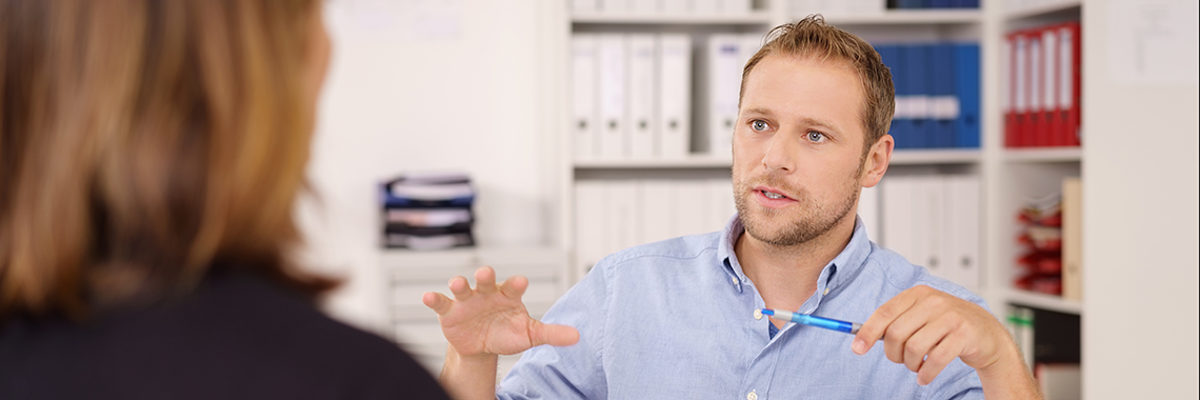geschäftsmann erklärt einer mitarbeiterin etwas Schlagwort(e): geschäftsleute, besprechung, beratung, gespräch, unterhaltung, büro, business, kollegen, erklärung, überzeugen, geste, reden, sprechen, kommunikation, zusammenarbeit, frau, mann, fragen, ernst, chef, mitarbeiter alltag, arbeit, meeting, computer, laptop, geschäftsmann, geschäftsfrau, zusammen, zwei, gegenüber, schreibtisch, sitzen, arbeiten, job, beruf, unterlagen, firma, unternehmen, personen, menschen, leute, 30-40, 30s