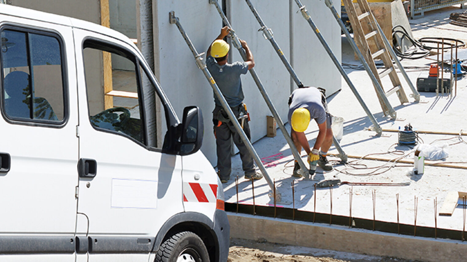 pritschenwagen, baustelle, arbeitet, baumaterial, bauen, großbaustelle, wände, lieferwagen, doppelkabine, fertigteile, wände setzen