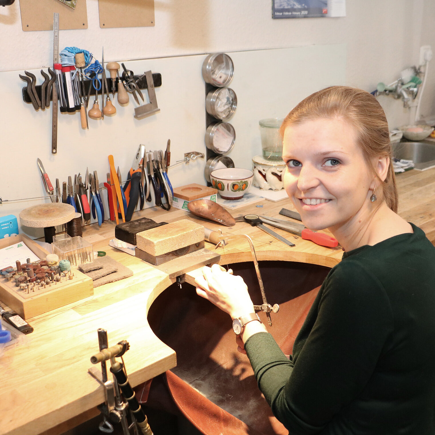 Goldschmied, Frau, Carolin, Koch, Atelier, Hund, selbstständig, Werkstatt, Werkbank, glücklich, wirwissenwaswirtun, Gold- und Silberschmied, Leidenschaft