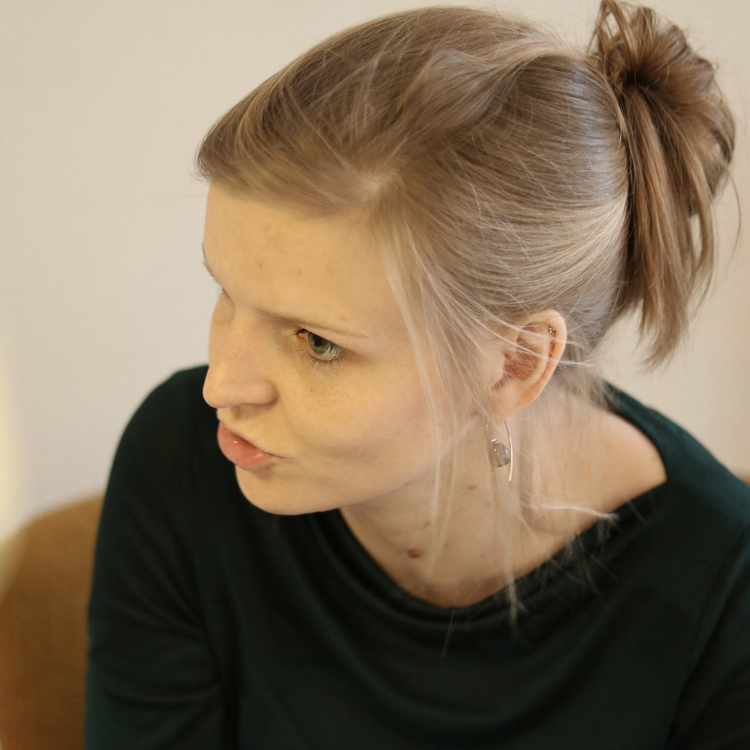 Goldschmied, Frau, Carolin, Koch, Atelier, Hund, selbstständig, Werkstatt, Werkbank, glücklich, wirwissenwaswirtun, Gold- und Silberschmied, Leidenschaft