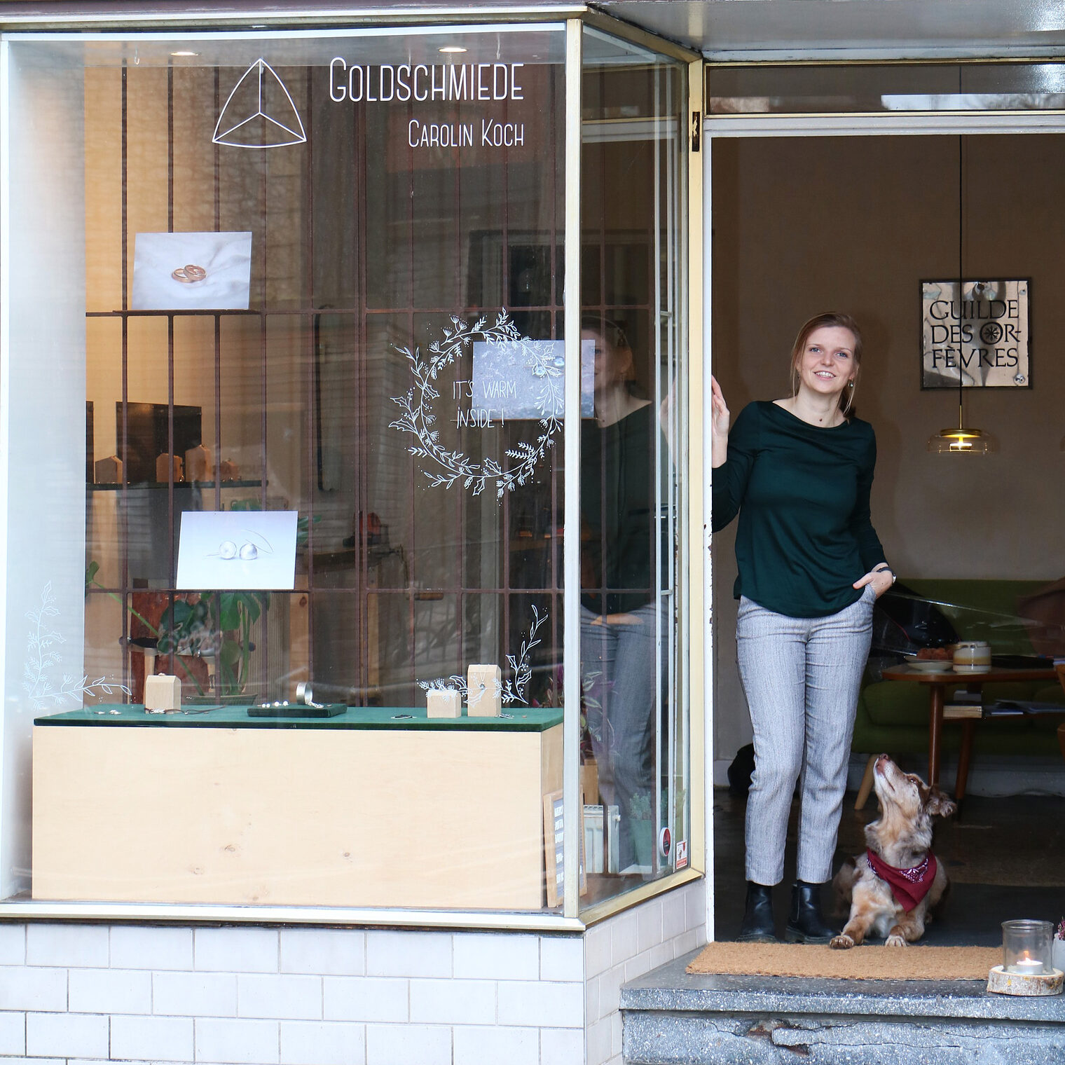 Goldschmied, Frau, Carolin, Koch, Atelier, Hund, selbstständig, Werkstatt, Werkbank, glücklich, wirwissenwaswirtun, Gold- und Silberschmied, Leidenschaft