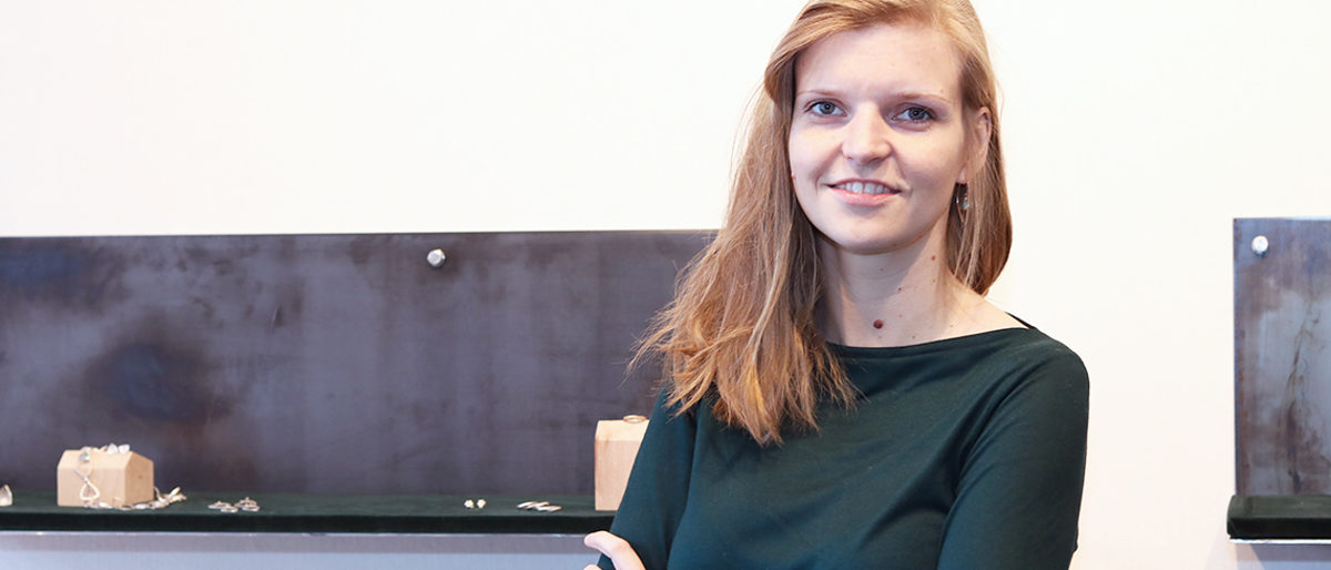 Goldschmied, Frau, Carolin, Koch, Atelier, Hund, selbstständig, Werkstatt, Werkbank, glücklich, wirwissenwaswirtun, Gold- und Silberschmied, Leidenschaft