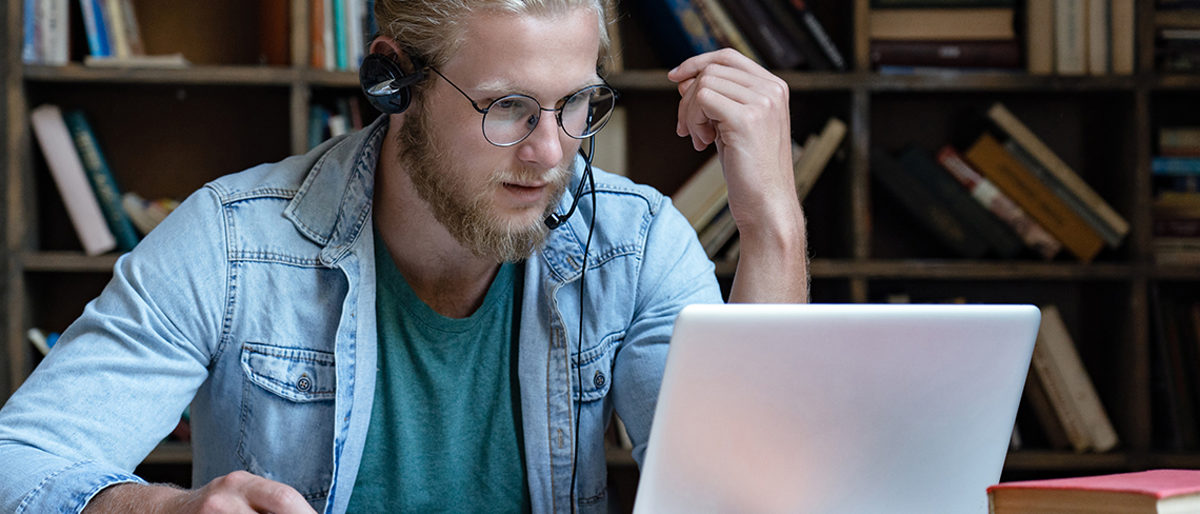 Focused young man student wear headset look at laptop screen make notes study e learning in library watch class webinar training online language course video call distance education software concept Schlagwort(e): app, application, business, call, chat, communication, computer, conference, course, digital, education, guy, headset, internet, knowledge, language, laptop, learn, lecture, lesson, listen, looking, man, media, note, online, people, person, research, serious, service, skype, student, studying, talk, teacher, teaching, technology, training, tutorial, university, using, video, videocall, watching, web, webcam, webinar, work, writing