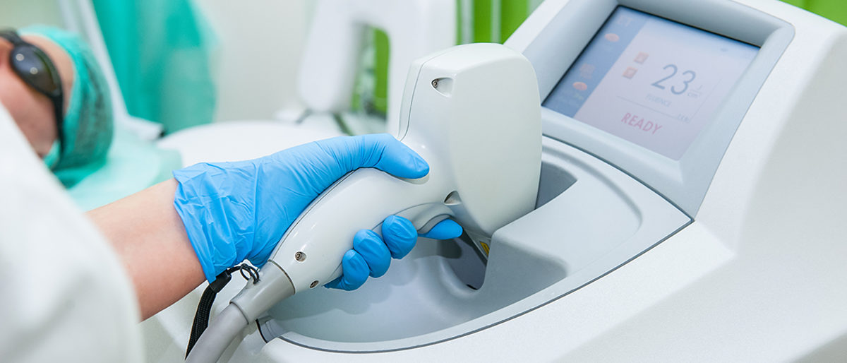 Beautician specialist adjusts laser equipment for cosmetic procedures in cosmeticians office, close up Schlagwort(e): skincare, facial, technician, dermatology, removal, medical, horizontal, adult, clinic, removing, beautician, cosmetic, process, treatment, caucasian, female, technology, adjust, equipment, women, therapy, waxing, care, body, person, beauty, professional, salon, procedure, skin, rejuvenation, beautiful, health, electrolysis, spa, doctor, laser, cosmetology, hand, depilation, proffesional, beutician, epilation, specialist, room