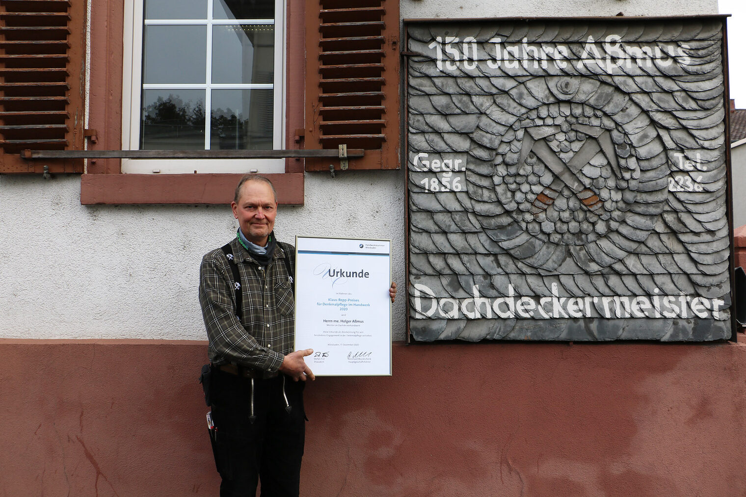 Holger Aßmus, Meister im Dachdeckerhandwerk, wurde für seinen denkmalpflegerischen Einsatz eine Anerkennungsurkunde überreicht.
