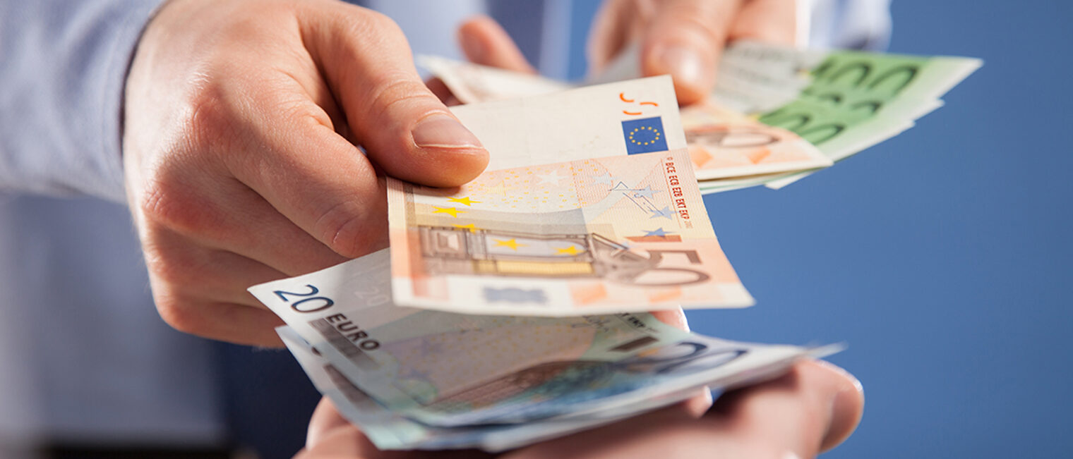 Businessman's hands exchanging euro on blue background, closeup shot Schlagwort(e): background, banking, banknote, bill, blue, bonus, business, buy, capital, cash, closeup, concept, credit, currency, deal, debt, earnings, economy, euro, exchange, finance, financial, give, hand, investment, loan, man, monetary, money, paper, partner, pay, payment, payout, profit, rich, salary, savings, spend, take, transaction, unrecognizable, wage, wealth