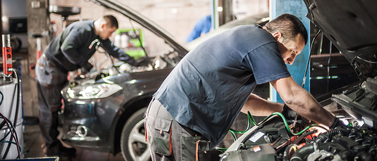 Car master auto mechanic repairer service technician checks and repairs the engine condition under the hood of the vehicle service shop Schlagwort(e): car, mechanic, workshop, hood, auto, analysis, auto automobile, automotive, change, check, checkup, diagnostic, dirty, engine, engineer, fix, garage, gear, grimy, hand, inspection, job, lamp, machinist, maintain, maintenance, man, master, mechanical, metal, motor, old, part, profession, professional, repair, repairer, service, system, technician, unclean, under, uniform, vehicle, work, worker