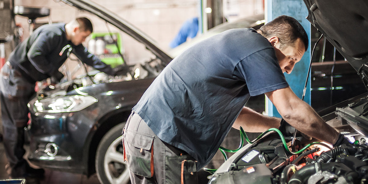 Car master auto mechanic repairer service technician checks and repairs the engine condition under the hood of the vehicle service shop Schlagwort(e): car, mechanic, workshop, hood, auto, analysis, auto automobile, automotive, change, check, checkup, diagnostic, dirty, engine, engineer, fix, garage, gear, grimy, hand, inspection, job, lamp, machinist, maintain, maintenance, man, master, mechanical, metal, motor, old, part, profession, professional, repair, repairer, service, system, technician, unclean, under, uniform, vehicle, work, worker