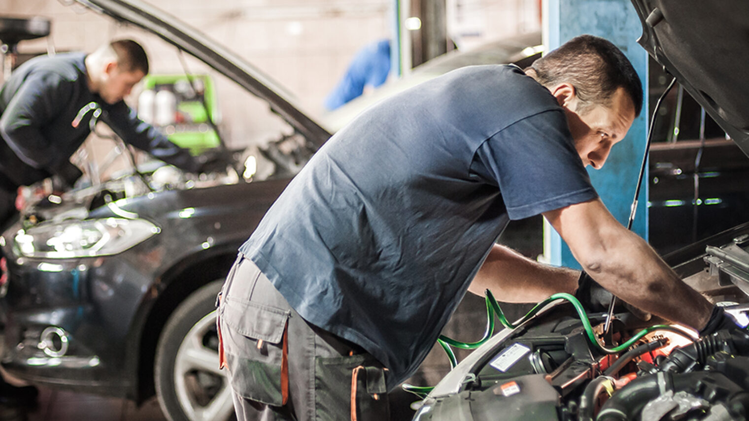 Car master auto mechanic repairer service technician checks and repairs the engine condition under the hood of the vehicle service shop Schlagwort(e): car, mechanic, workshop, hood, auto, analysis, auto automobile, automotive, change, check, checkup, diagnostic, dirty, engine, engineer, fix, garage, gear, grimy, hand, inspection, job, lamp, machinist, maintain, maintenance, man, master, mechanical, metal, motor, old, part, profession, professional, repair, repairer, service, system, technician, unclean, under, uniform, vehicle, work, worker