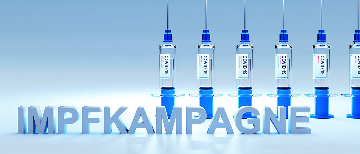 Reihe von Covid 19 Impfungen in Warteschlange; Konzept Impfkampagne Impfzentrum; 3D Illustration Schlagwort(e): Impfkampagne, Covid 19, Corona, Virus, Impfung, Impftermin, langsam, warten, Impfangebot, spritzen, reihe, anstehen, Impfzentrum, Konzept, Herdenimmunität, Immunität, Impfstatus, Immunisierung, Pandemie, Mrna, Impfdosen, Priorisierung, 3D Illustration, Impfstoff, Impfstrategie