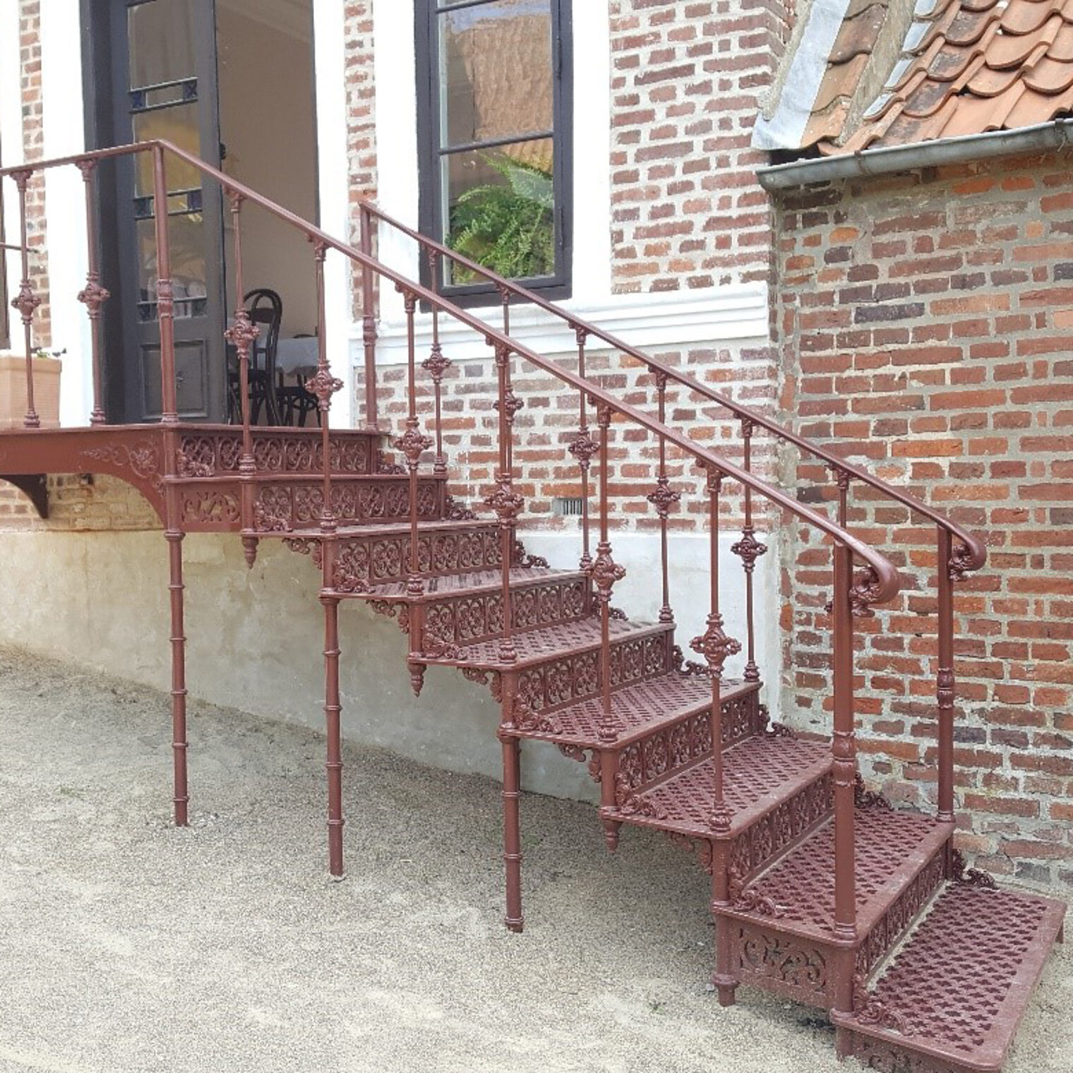 Rekonstruierte und restaurierte gusseiserne Metalltreppe, Heksemuseum in Ribe, Dänemark