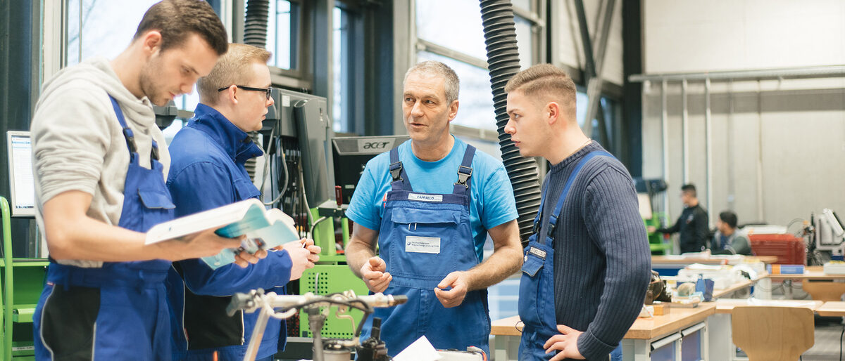 Kfz - Bildung und Weiterbildung Schlagwort(e): Kfz, Lüneburg, Technologiezentrum, Technologiezentren, TZH, ÜLU, Überbetriebliche Lehrlingsunterweisung, Unterricht, Bildung, Fortbildung, Weiterbildung, Meister, Meisterkurs, Seminar, Seminare, Bildungszentrum, Berufsbildung, Ausbildung