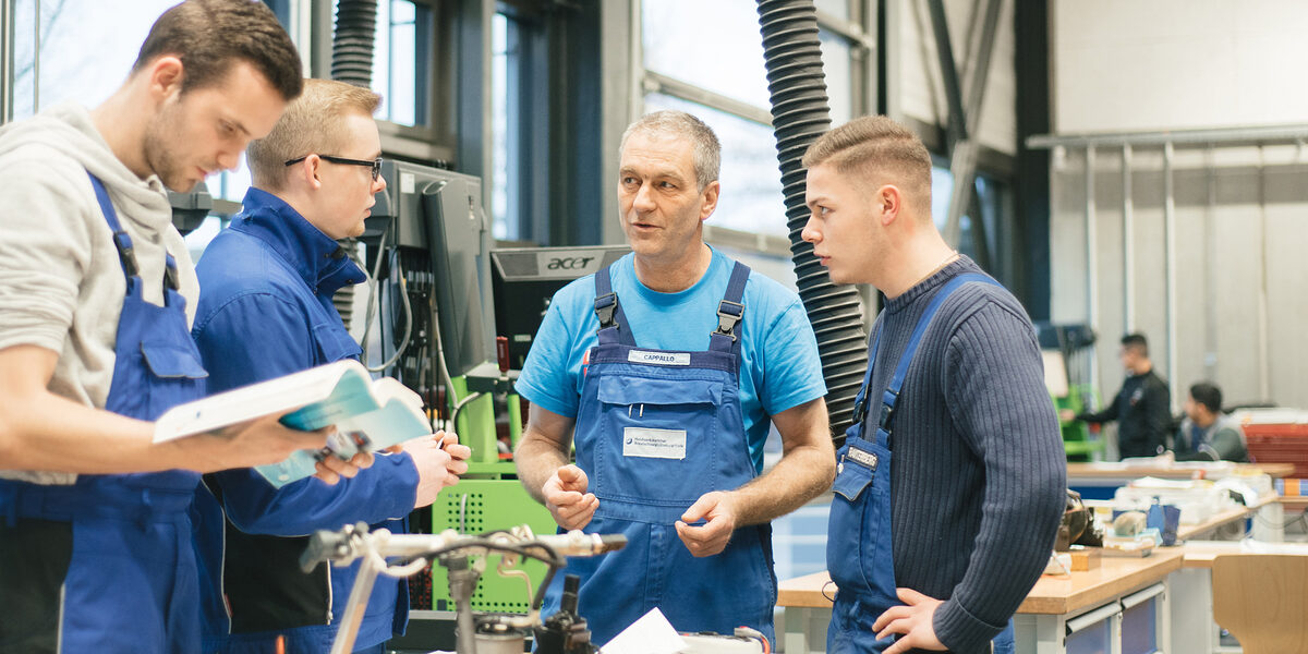 Kfz - Bildung und Weiterbildung Schlagwort(e): Kfz, Lüneburg, Technologiezentrum, Technologiezentren, TZH, ÜLU, Überbetriebliche Lehrlingsunterweisung, Unterricht, Bildung, Fortbildung, Weiterbildung, Meister, Meisterkurs, Seminar, Seminare, Bildungszentrum, Berufsbildung, Ausbildung