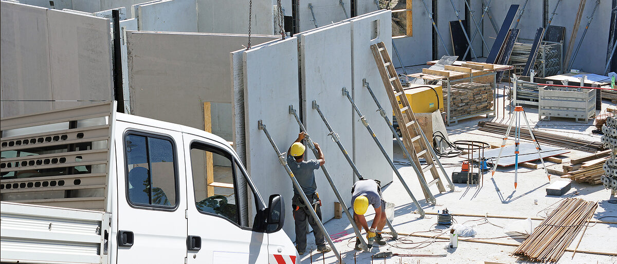 SONY DSC Schlagwort(e): pritschenwagen, baustelle, arbeitet, baumaterial, bauen, großbaustelle, wände, lieferwagen, doppelkabine, fertigteile, wände setzen