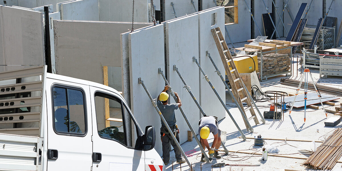 SONY DSC Schlagwort(e): pritschenwagen, baustelle, arbeitet, baumaterial, bauen, großbaustelle, wände, lieferwagen, doppelkabine, fertigteile, wände setzen