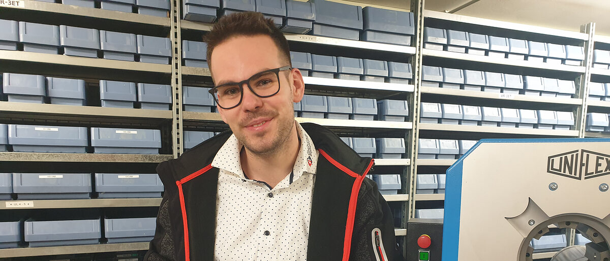 Handwerksmeister Dan Gehrke steht in seiner Werkstatt und hält sein Lieblingswerkzeug in der Hand.