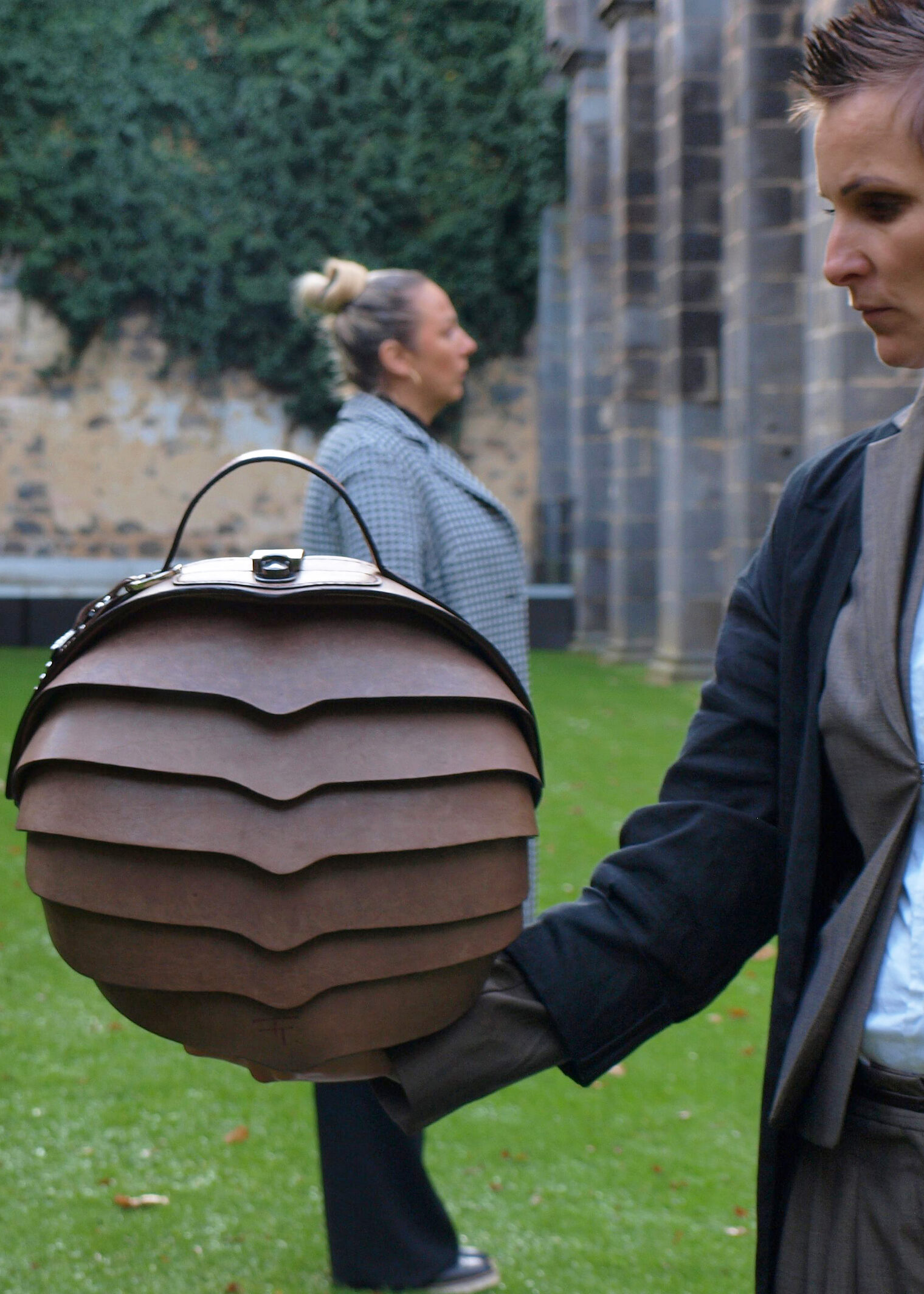 Eine handgefertigte, runde Handtasche aus Leder, designt von Funda Tanjo. Die Inspirationsquelle für die Optik ihrer Taschen war die Anatomie von Gürteltieren. 