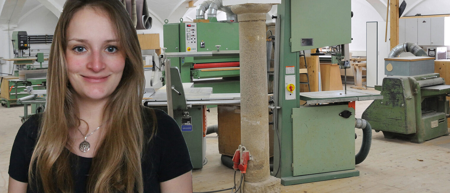Klarissa Jonescheit, Meisterin im Tischlerhandwerk, steht in einer Schreinerwerkstatt
