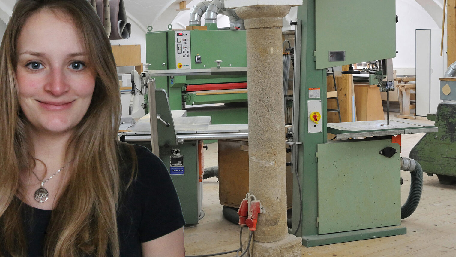 Klarissa Jonescheit, Meisterin im Tischlerhandwerk, steht in einer Schreinerwerkstatt