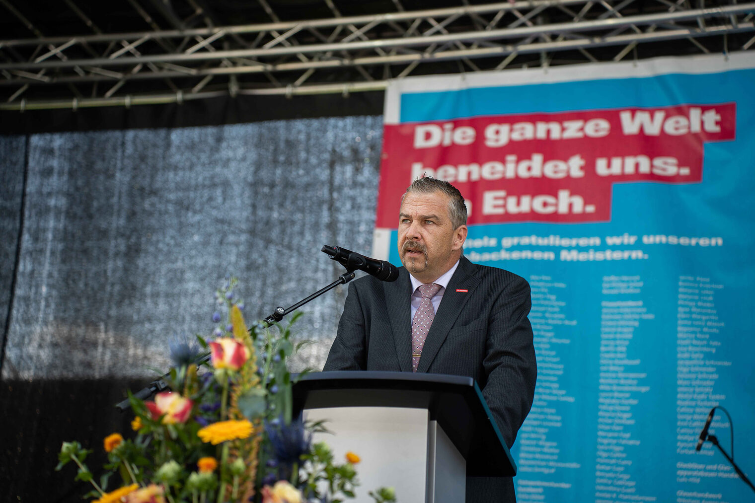 Vizepräsident auf der Arbeitnehmerseit, Andreas Brieske, hält die Abschlussrede auf der Meisterfeier 2022 auf der Bühne in der BRITA Arena am Stehpult.