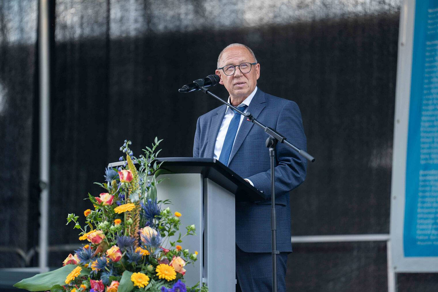 Joachim Wagner bei seiner Begrüßungsrede zur Meisterfeier 2022 am Rednerpult auf der Bühne in der BRITA Arena in Wiesbaden.