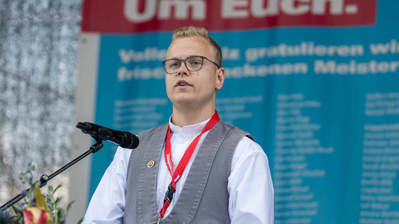 Florian Kühn bei seiner Jungmeisterrede auf der Bühne an der Meisterfeier 2022