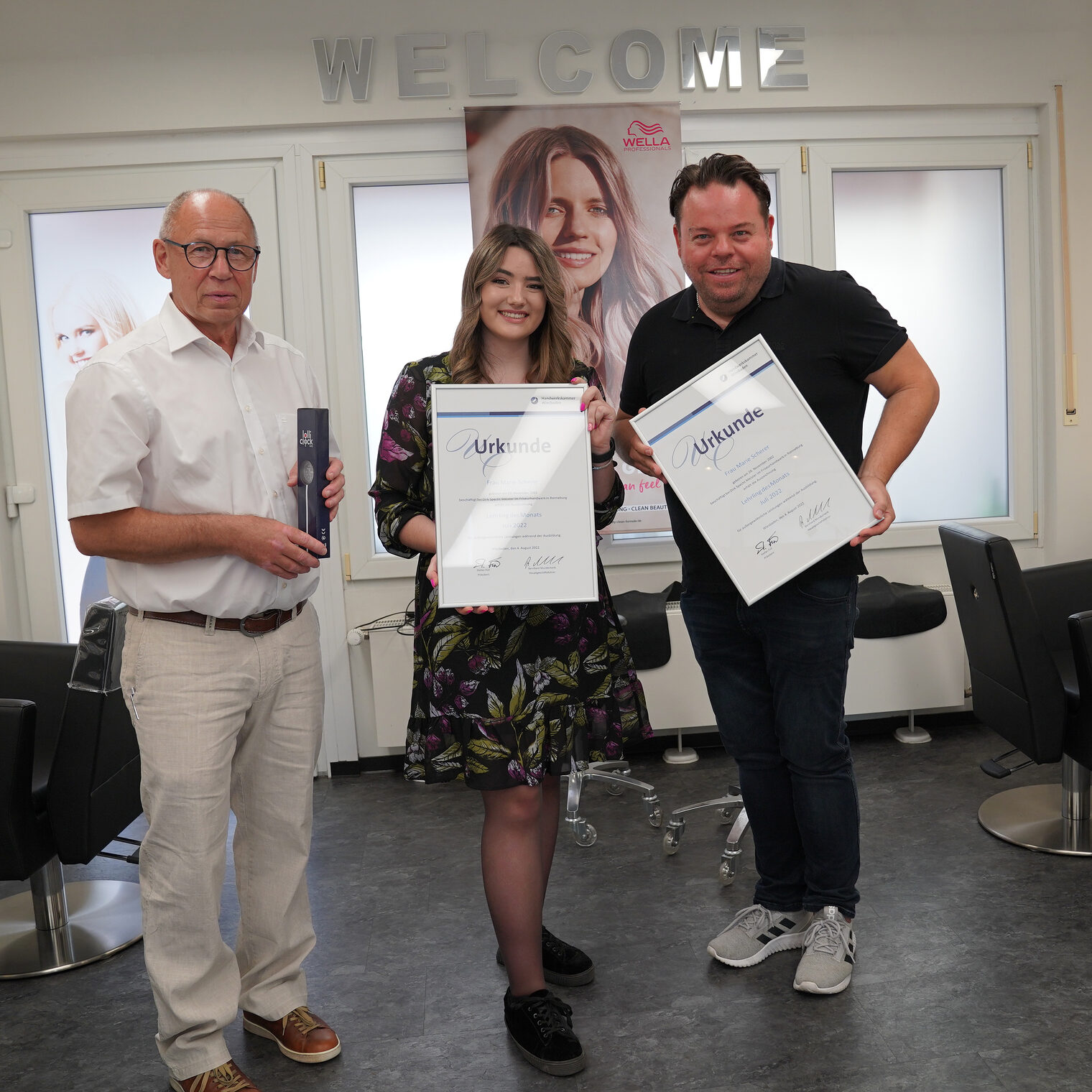 von links: Kammervizepräsident Joachim Wagner und der Lehrling des Monats Marie Scherer mit Friseurmeister Dirk Specht jeweils mit einer Urkunde.