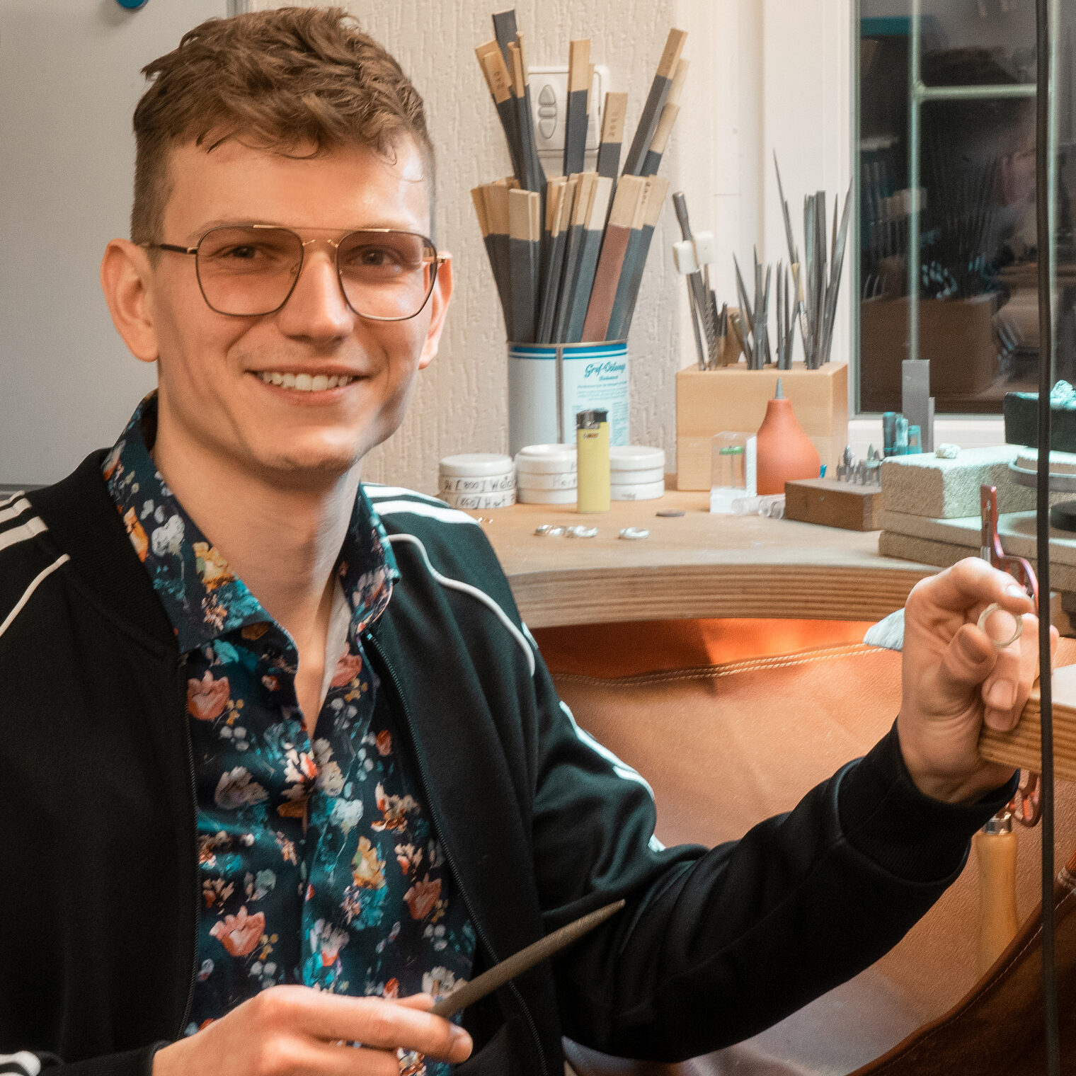 Goldschmiedemeister Paul Lennard Masuhr an seinem Arbeitsplatz