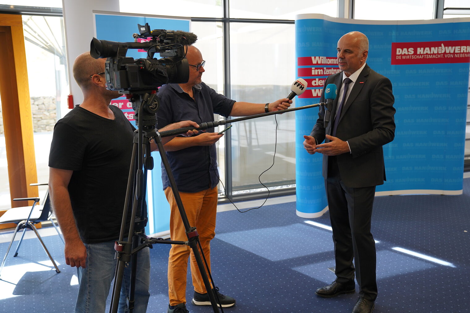 Kammerpräsident Stefan Füll im interview mit Journalisten
