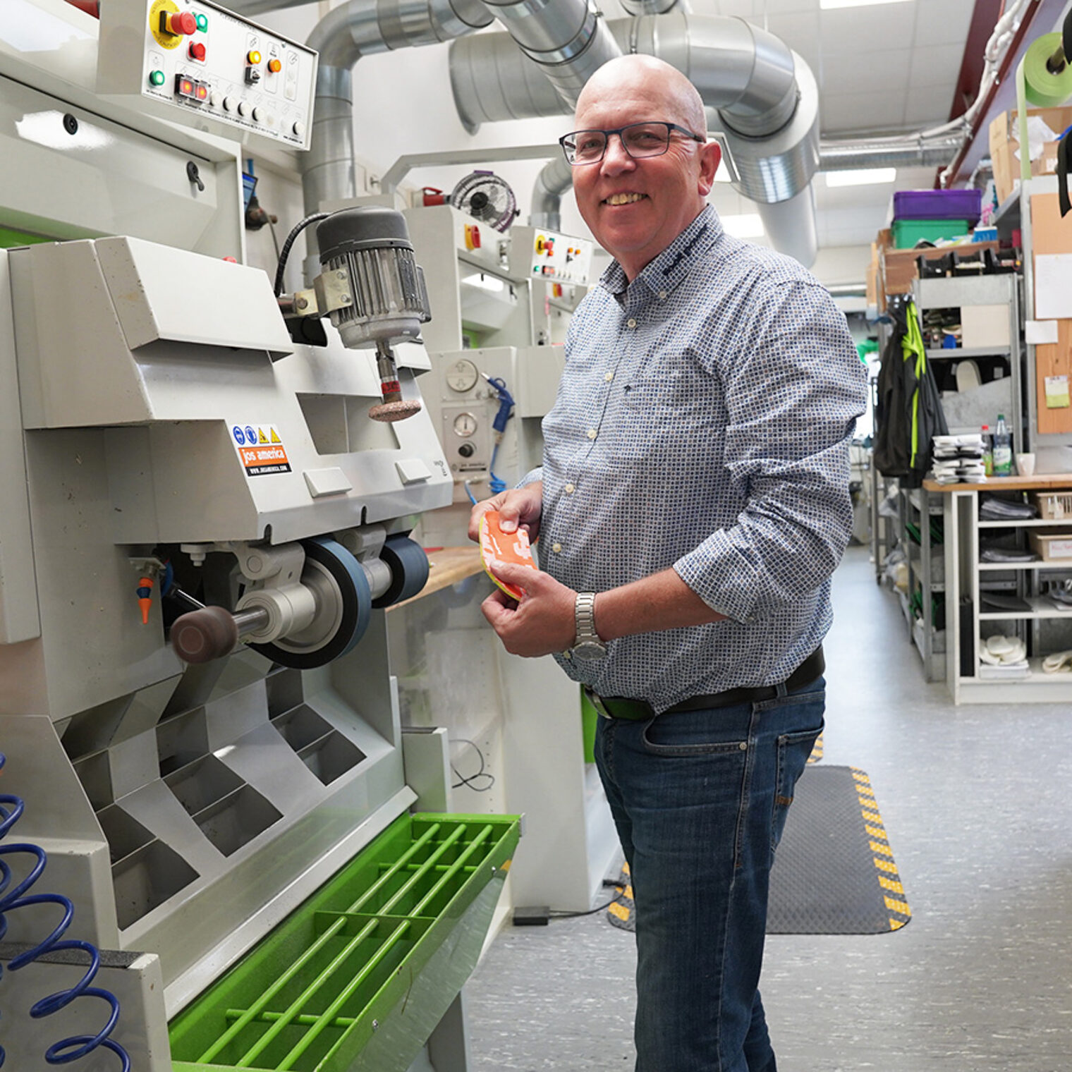 Lothar Jahrling, Orthopädieschumachermeister, steht an einer Schleifmaschine in seiner Werkstatt und bearbeitet eine Schuheinlage.