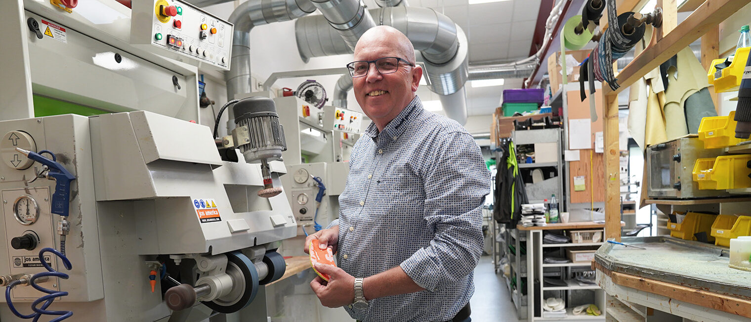 Lothar Jahrling, Orthopädieschumachermeister, steht an einer Schleifmaschine in seiner Werkstatt und bearbeitet eine Schuheinlage.